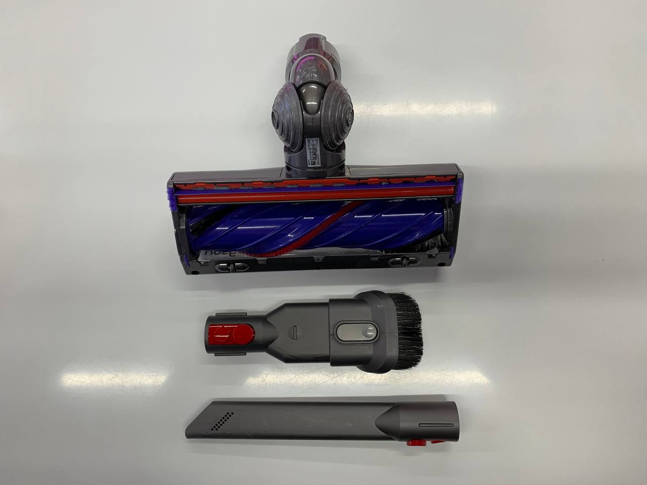 Вертикальный пылесос Dyson V8 SV25, серебристый/никель (GB&I/UAE) Фото 9