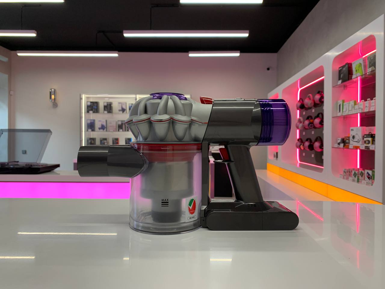 Вертикальный пылесос Dyson V8 SV25, серебристый/никель (GB&I/UAE) Фото 8