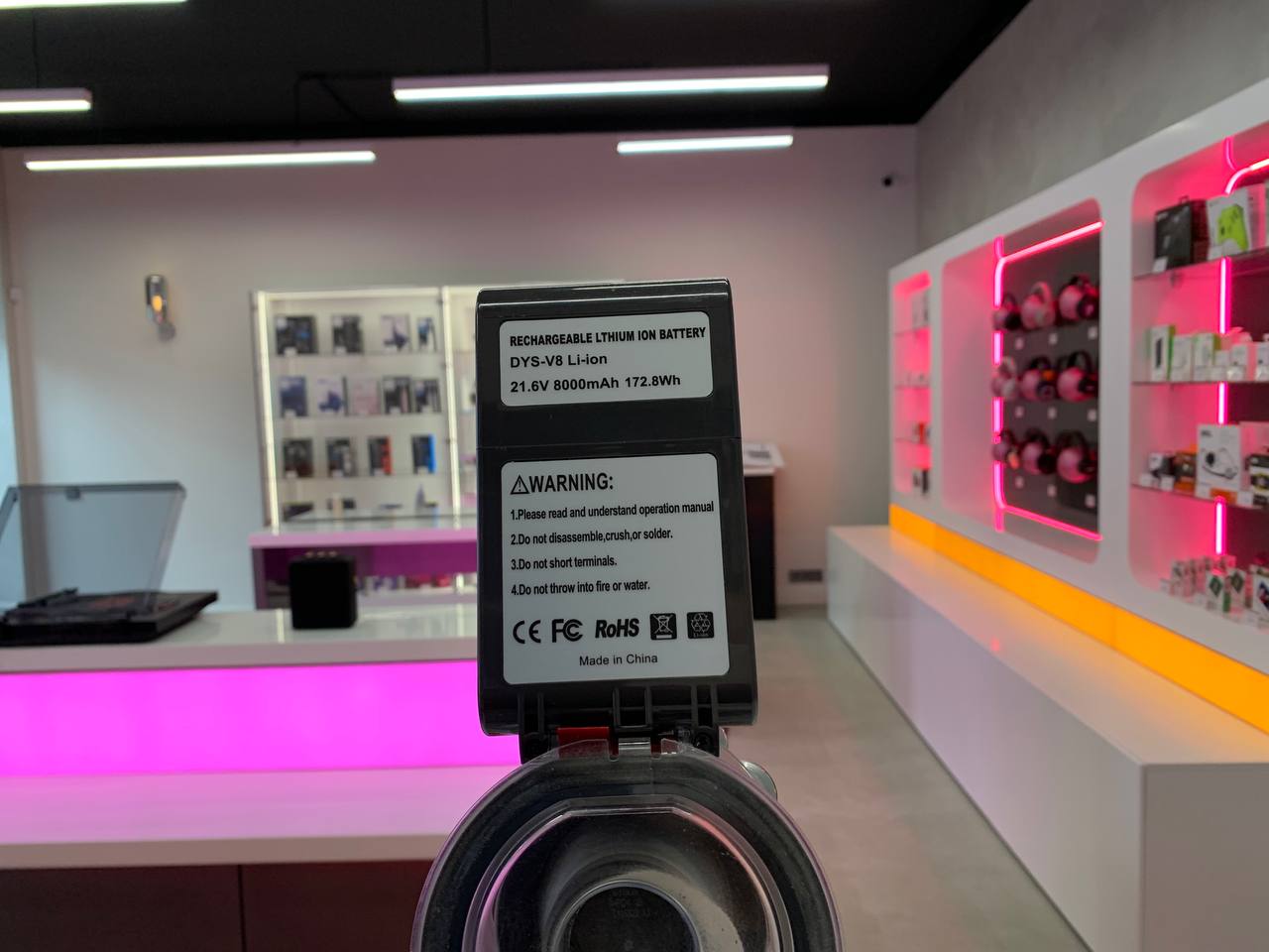 Вертикальный пылесос Dyson V8 SV25, серебристый/никель (GB&I/UAE) Фото 7