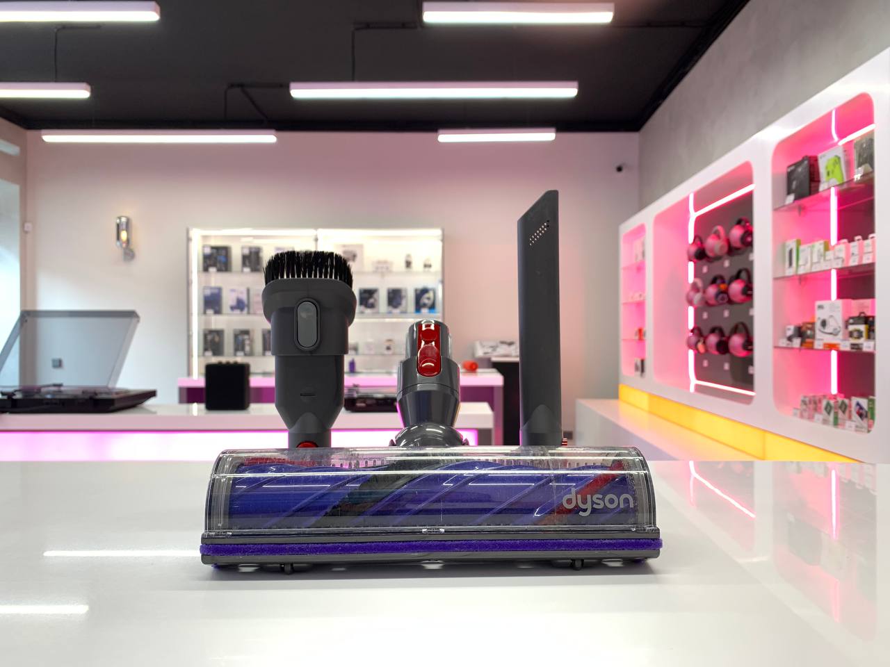 Вертикальный пылесос Dyson V8 SV25, серебристый/никель (GB&I/UAE) Фото 2