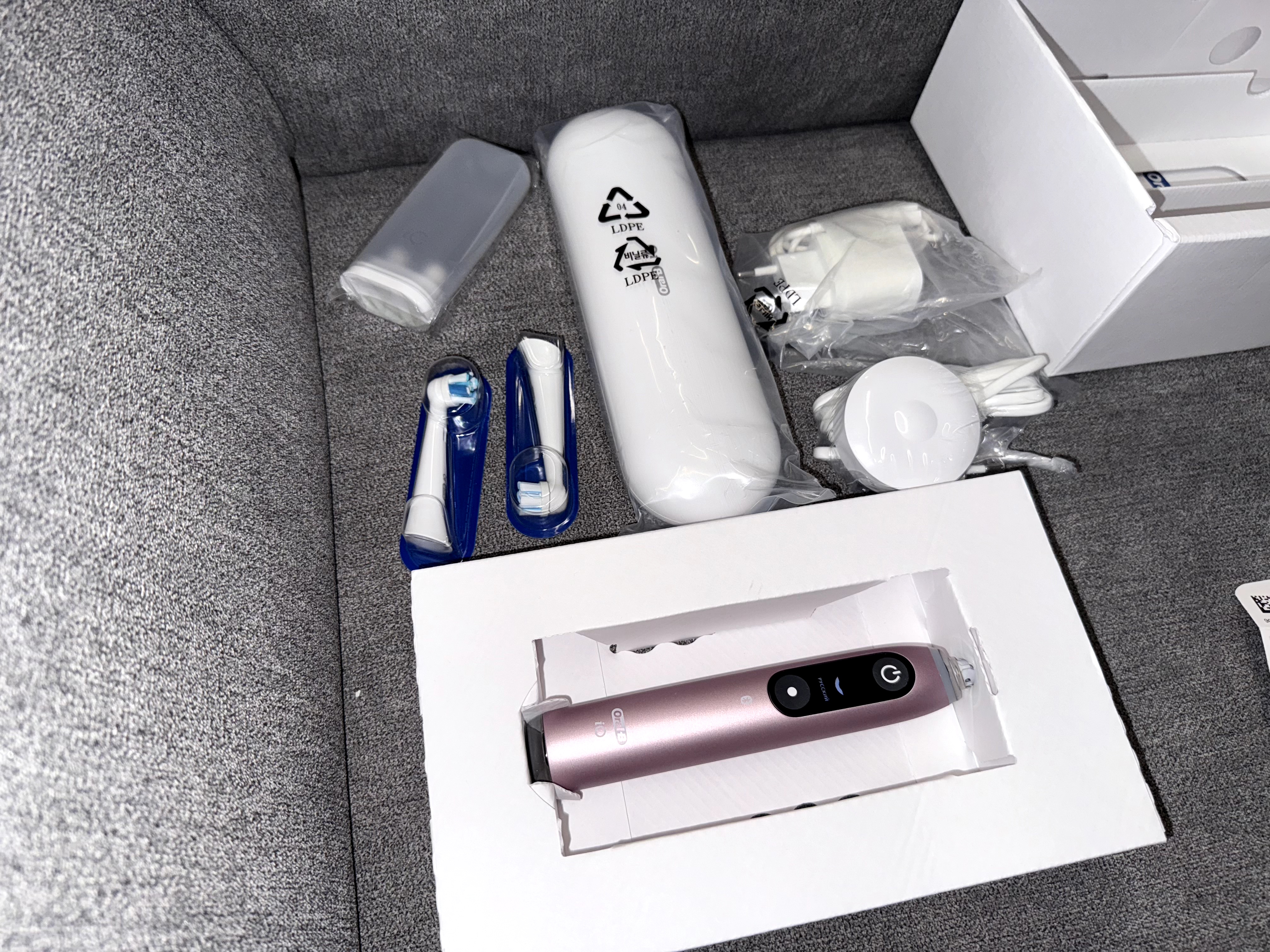 Электрическая зубная щетка Oral-B iO Series 9n, «Розовый кварц» Фото 1