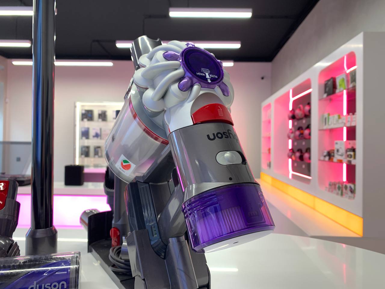 Вертикальный пылесос Dyson V8 Advanced, Silver/Nickel SV25 (UK) Фото 2